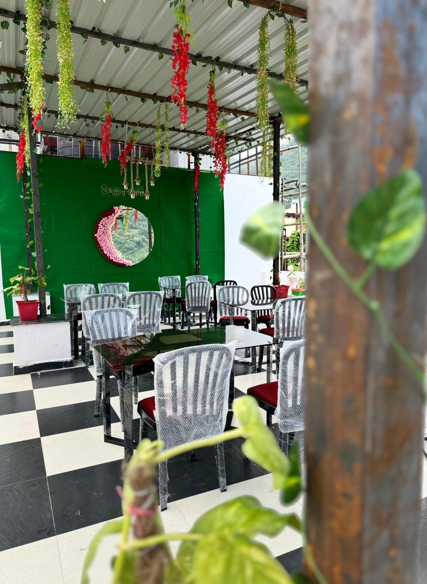 Sattva Cafe And Motel Rišikéš Exteriér fotografie