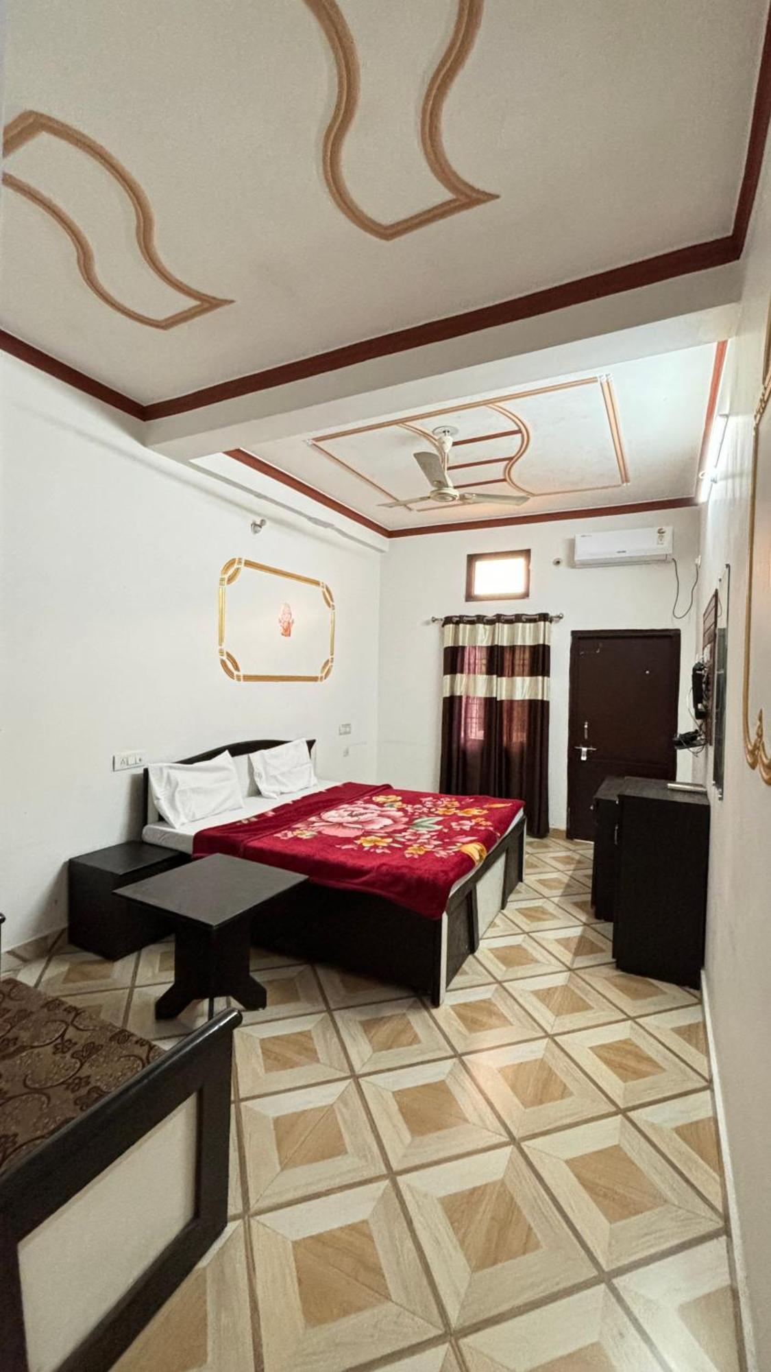 Sattva Cafe And Motel Rišikéš Exteriér fotografie